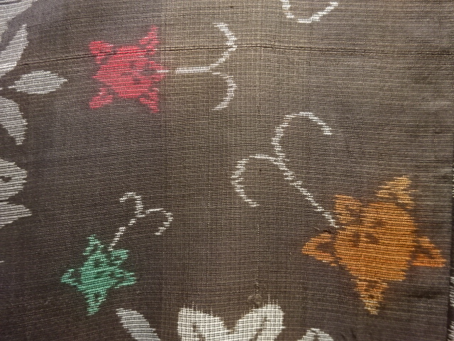  アンティーク　橘唐草に花模様織り出し本場泥大島紬着物(割り込み絣)